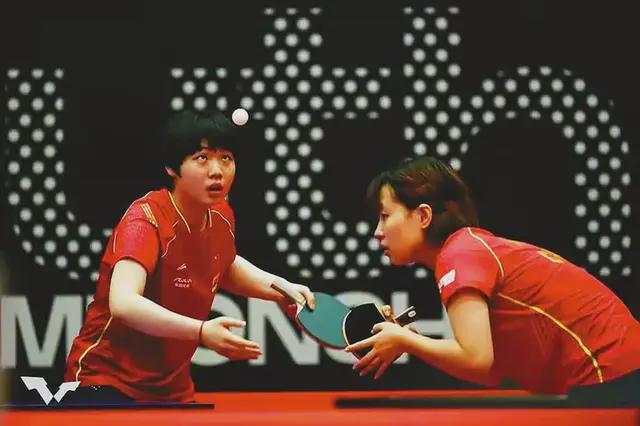 他高举双臂 他高举双臂